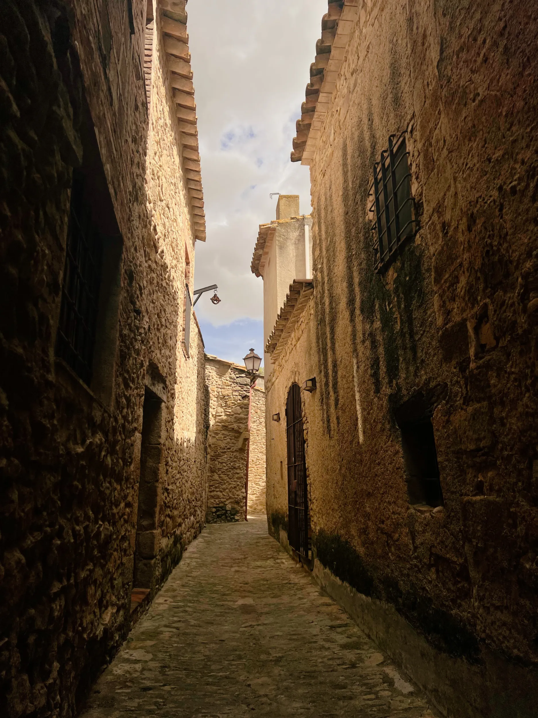Carrer de pedra d'un poble empordanès