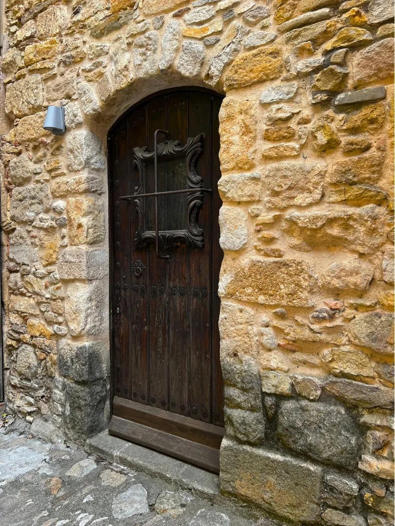 Porta de pedra d'una casa de l'Empordà